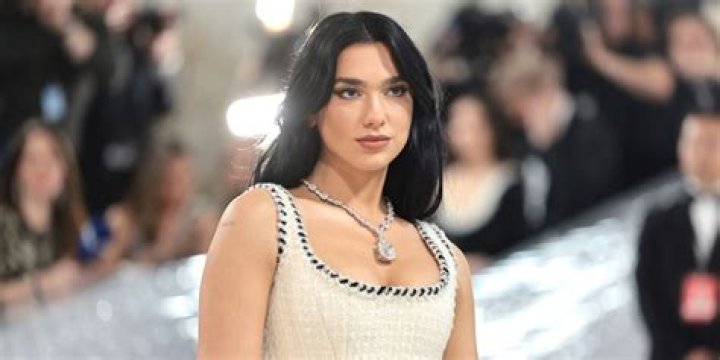 Dua Lipa Leeftijd: Hoe Oud is de Popster Nu?